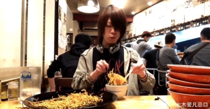 小哥还|大胃王挑战50斤“炸面条”,粉丝担心他扎嘴,看清碗底却露馅了