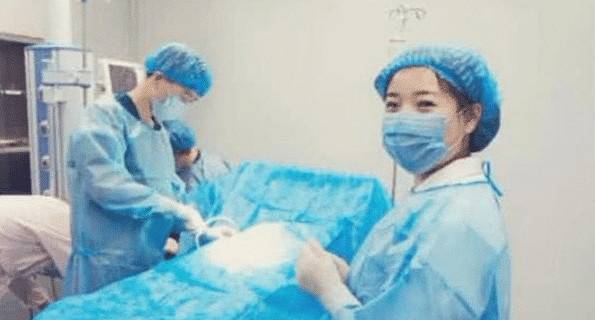 刚出生|护士接生遇到“熊孩子”，刚出生就冲护士下手，让美貌护士笑喷了