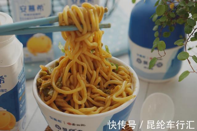 牛肉拉面|天冷最爱的懒人餐,1分钟就上桌,口感香滑筋道,好吃到爆