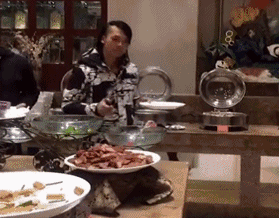 |搞笑GIF:太软了 妹子这腿是假的吧