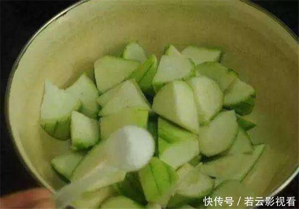 下锅|炒丝瓜,直接下锅才导致发黑不好吃,若多加一步,翠绿鲜嫩很美味