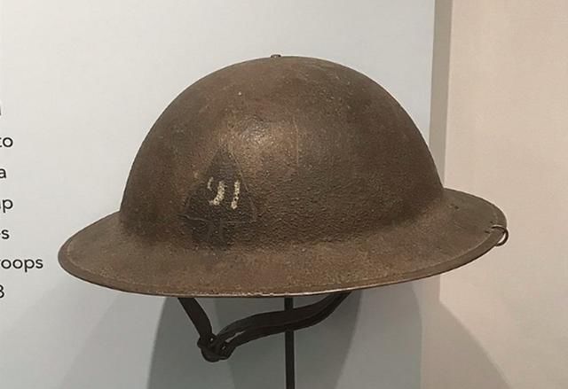 钢盔|英、法、德在一战时期的钢盔竞赛,法国头盔的突出物其实有大用处