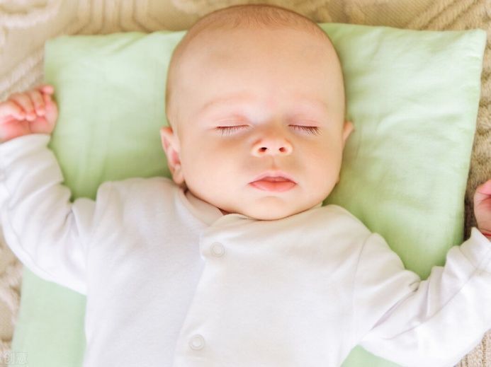 医生|宝宝多大就可以睡枕头了？看看医生怎么说，别再盲目给孩子用了