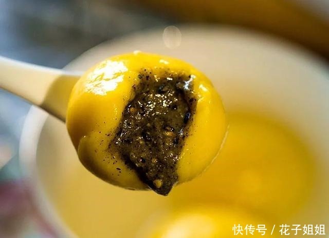 煮汤圆,是用冷水下锅还是热水一开始就错了,难怪会露馅破皮!
