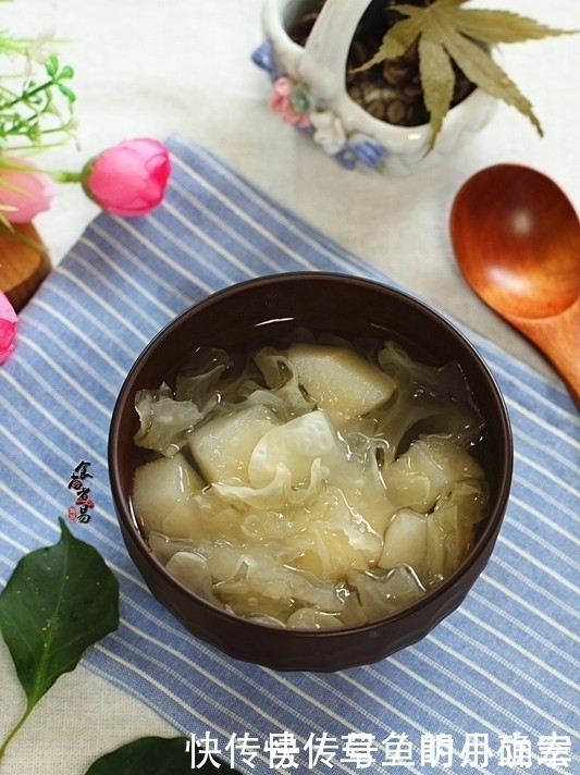 银耳|俗话说:女人要美,注意补水,三样食材一起炖,嫩肤抗衰老