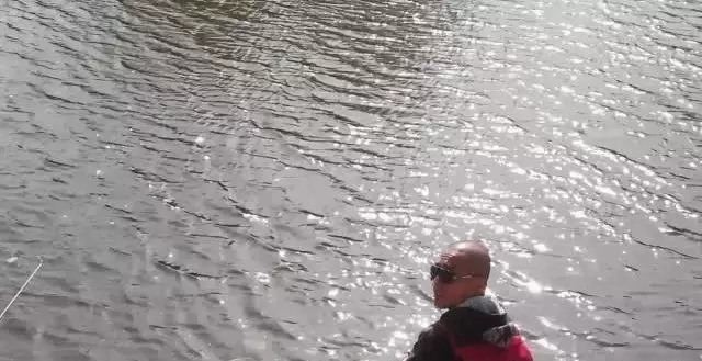 冬天钓鱼,打了窝来了鱼但从不咬钩如何破解?只需3招,连杆不停