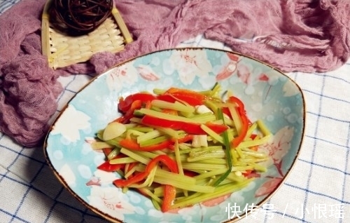 窍门|炒芹菜也有窍门,只要多一步,芹菜香嫩不变色,还很入味!