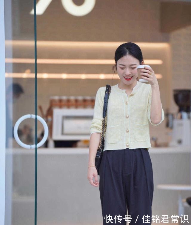 条纹 日系风格才是女性最爱的针织开衫搭配黑色长裤，确实很时髦！