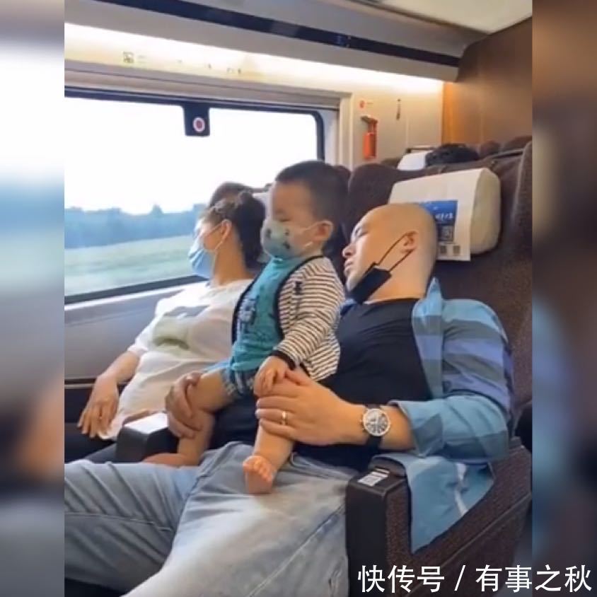 出行|萌娃高铁上替熟睡的爸妈“站岗”火了,网友为这个家付出太多了