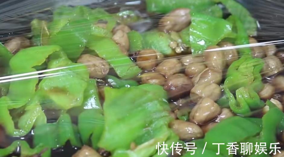 青椒不要炒着吃了,加一把花生米,这样做太香了,开胃下饭又解馋