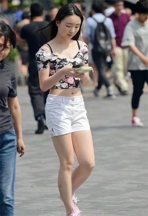 街拍:红黑姐妹花,身穿木耳长裙,展现高挑身段