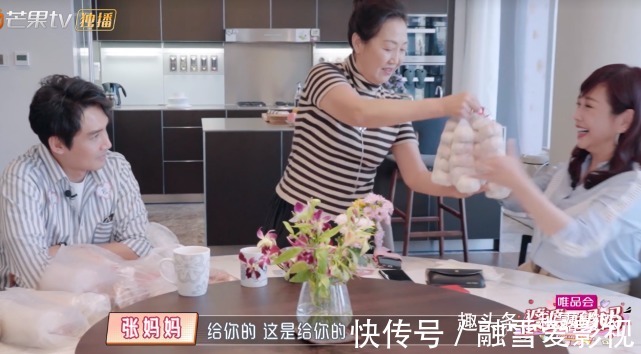 婆婆|黄圣依给婆婆洗澡，陈松伶跪地为婆婆穿鞋，孝顺背后是老公的差距