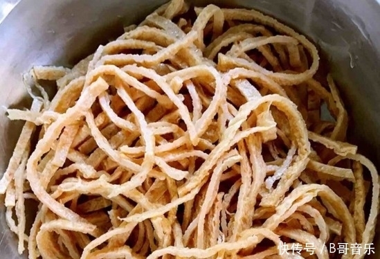 晚上|晚上来一盘这样的凉拌菜,就着它都能吃三碗饭,成本还不贵