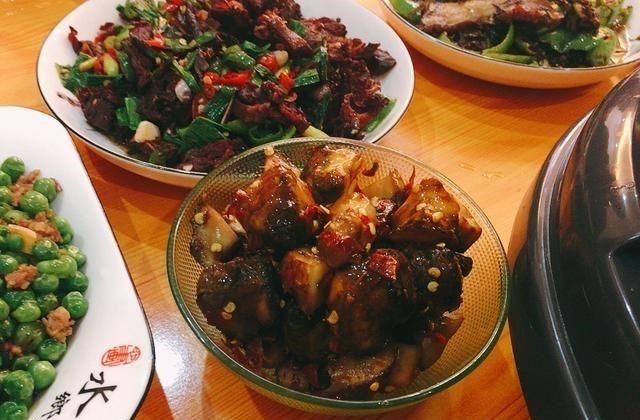 舅舅80大寿，媳妇做了12个菜，晒到朋友圈火了，网友：不比饭店差