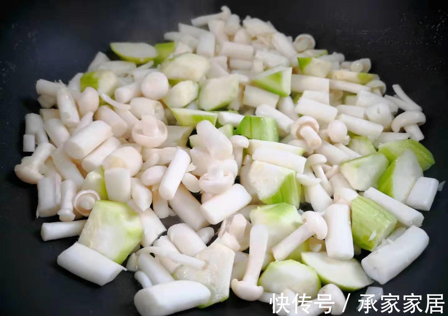 丝瓜汁|进入末伏,这汤要常喝,做法简单,营养清爽还养人,不懂吃可惜了