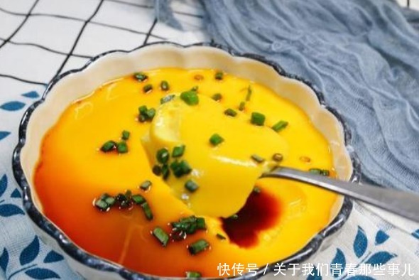 蒸鸡蛋时,常犯3个错误,学会3个技巧,保证嫩滑细腻,光滑无蜂窝