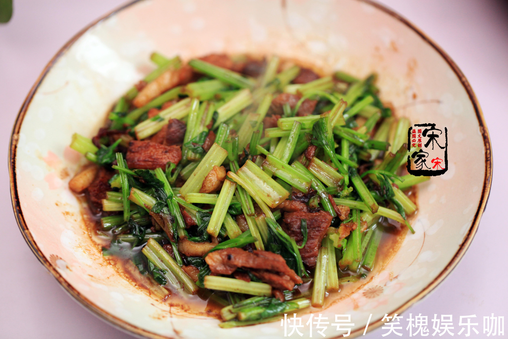 西芹|香芹、西芹营养差别大,炒肉适合用哪种?选对了才好吃