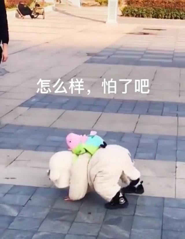 爸爸在宝宝面前翻跟头,宝宝不甘示弱,当宝宝翻倒在地时妈妈笑喷