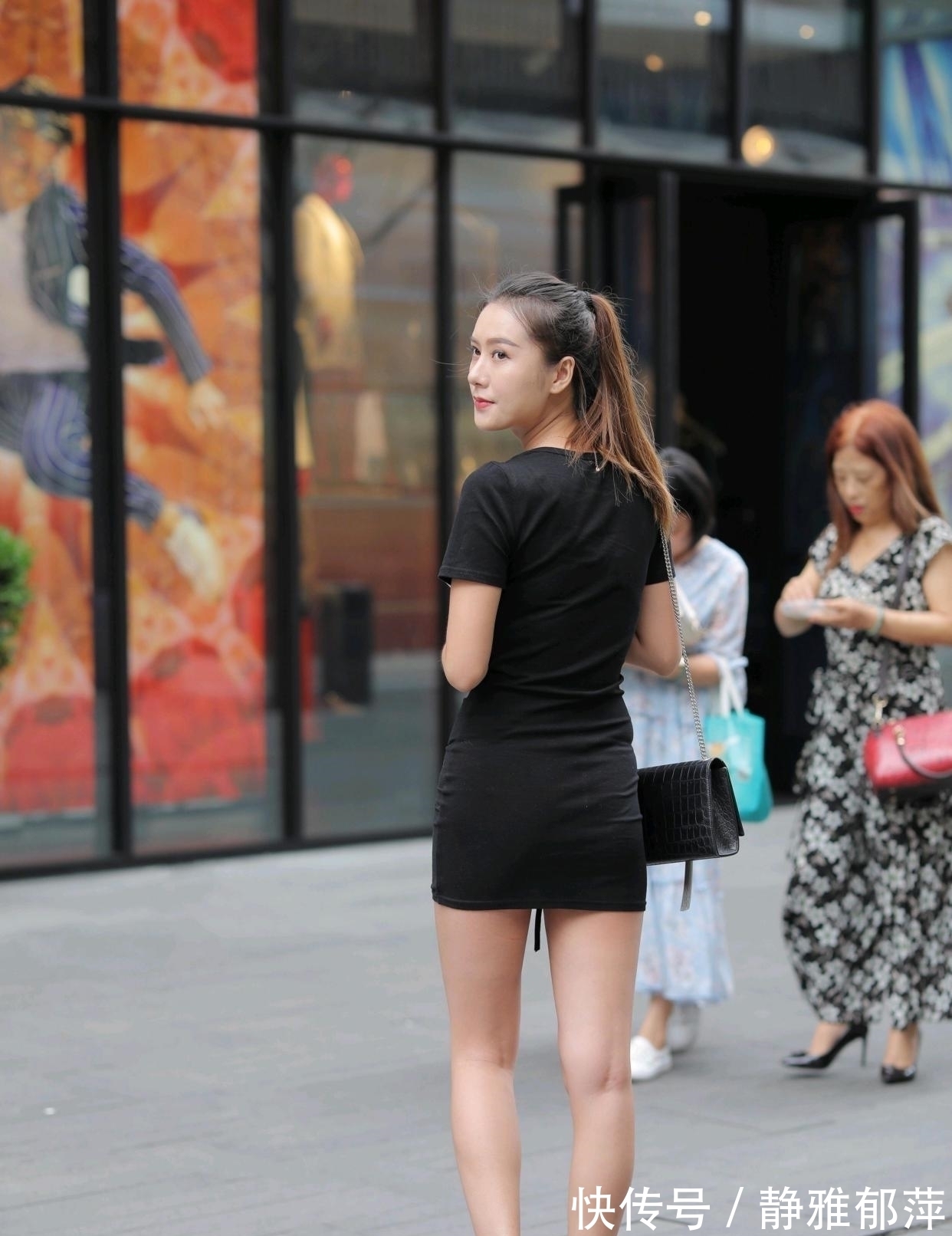 街拍|不想平凡的女生,背带裤配吊带背心时髦又前卫