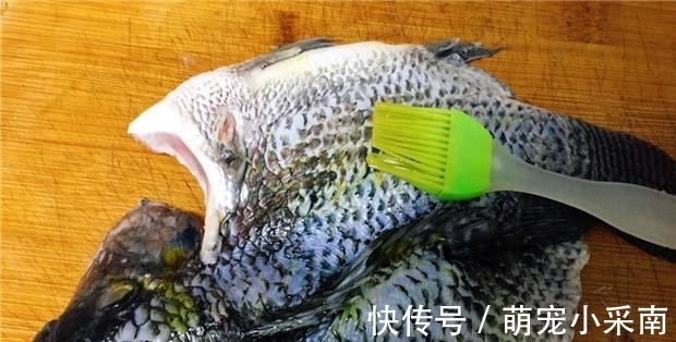 罗非鱼就应该这样吃,对半切开上锅煎,出锅后外香里嫩,口感特香