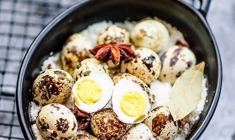 盐巴|婆婆把1斤鹌鹑蛋直接埋在盐巴里,家人懵了,15分钟后全家吃嗨了