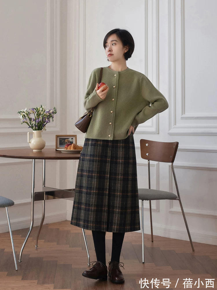 纯色 奔三奔四的女性建议多穿“半身裙”,不老气、不浮夸,美得优雅