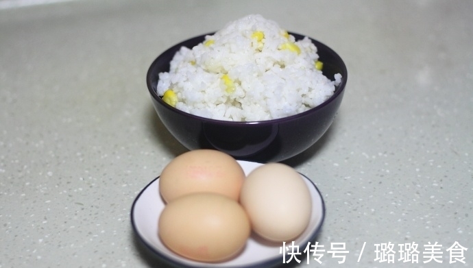 剩米饭只会做蛋炒饭?换个做法,比炒饭简单,吃起来酥香脆