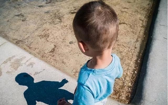 坏人|女孩在电梯里遇到“坏爷爷”,神走位躲开咸猪手,父母教育是关键