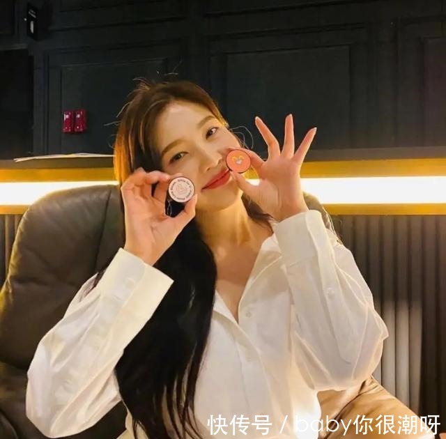 大胸 胸大的女生,穿裙子尽量远离这三种款式,又胖又壮!