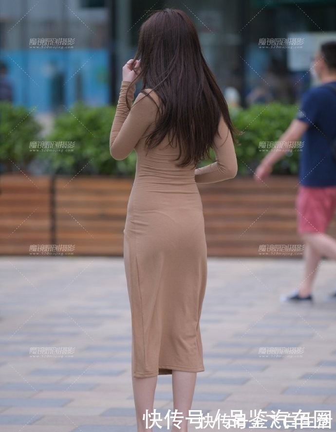 干净利落 休闲感很强的连衣长裙，有贴身的设计，穿出干净利落的美
