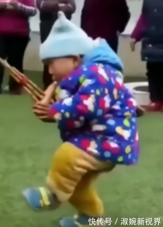 爸妈|有一种孩子叫“爷爷带大的孩子”,爸妈回家看到笑得乐开了花