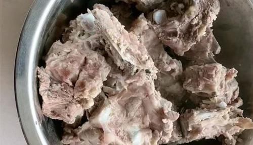 羊脊骨|天冷进补,不吃排骨也要多吃它,加一物熬一熬,汤白肉鲜,真滋补