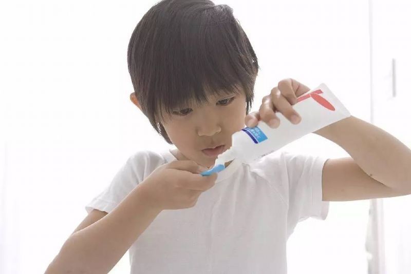 牙刷|毁掉孩子小白牙的“罪魁祸首”不是糖,而这些食物,家长别不知道