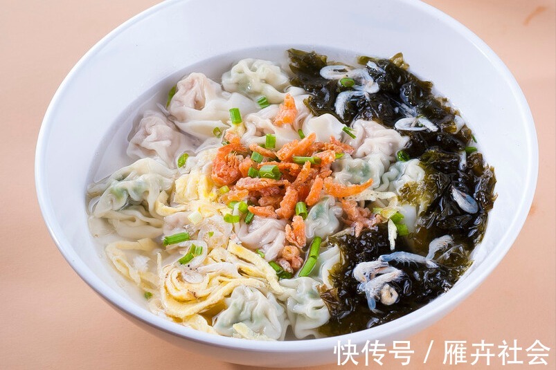馅料|鲜肉馄饨要想好吃，原来有诀窍，调馅时多放一种油，馅料鲜嫩多汁
