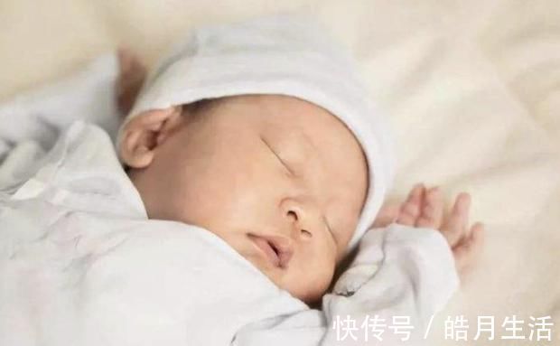 母亲|宝宝吃母乳时,为什么一会儿就睡着,不久后又醒来?答案很暖心