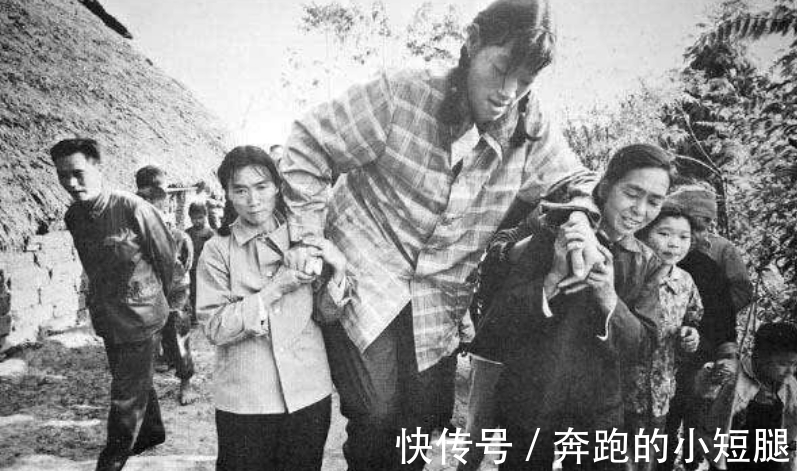 曾金莲|她是史上最高的女人,手掌比锅盖大,奥尼尔在她面前成了霍比特人