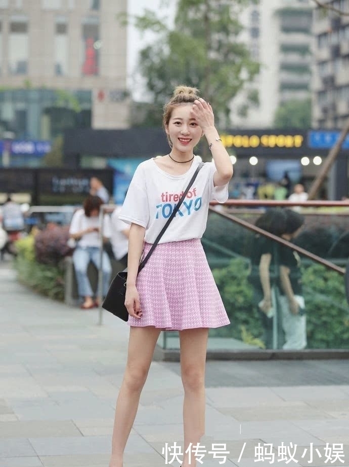 气质|路人街拍,羞涩可人的小姐姐,走路自带气质,凸显女神的魅力