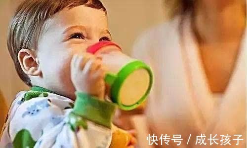 妈妈们|这4种情况,说明宝宝缺水,赶紧补水!附让宝宝爱上喝水的4个妙招