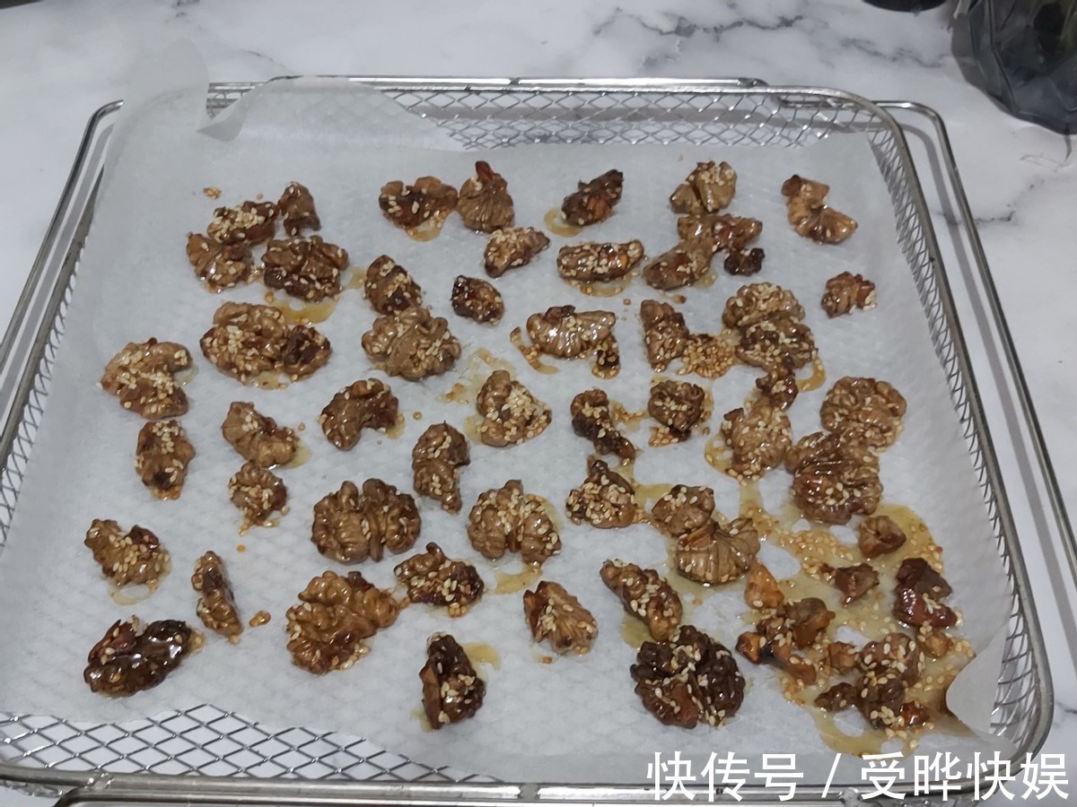 想吃琥珀核桃自己在家也能做，香甜酥脆，比买的好吃