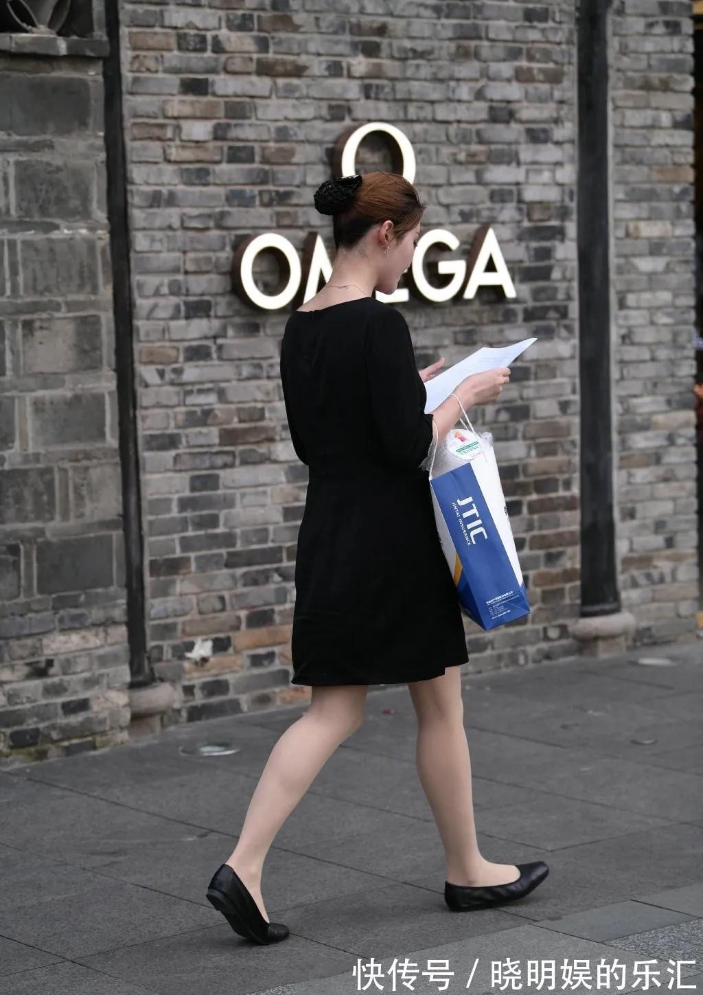 搭配|黑色方领连衣裙，搭配同色时尚平底鞋，大方得体又好看