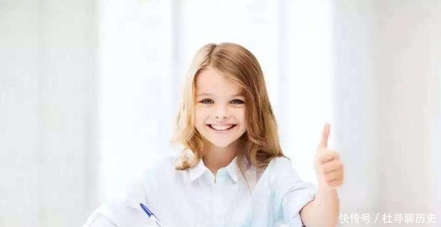 小鹿|女儿照镜子看“小蛮腰”,结果恼羞成怒,宝妈:好像减肥失败的我