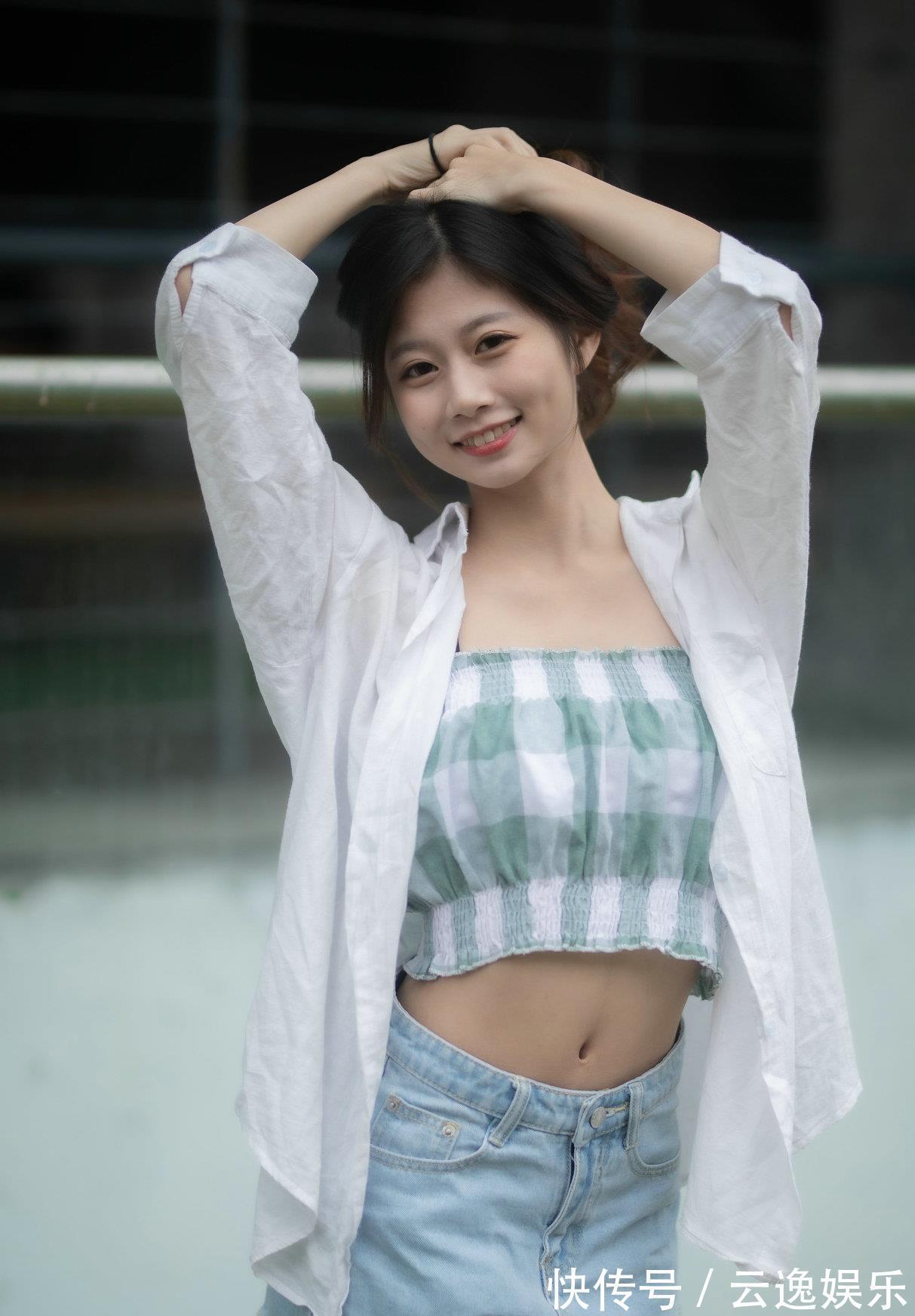 时尚 吊带的露脐装,是夏日里最清凉的穿搭,简约的款式非常的个性时尚