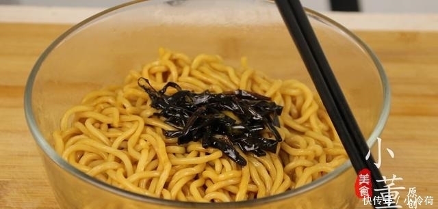 小董|小董教你做葱油拌面,浓香四溢,5分钟就学会,吃一次就会上瘾