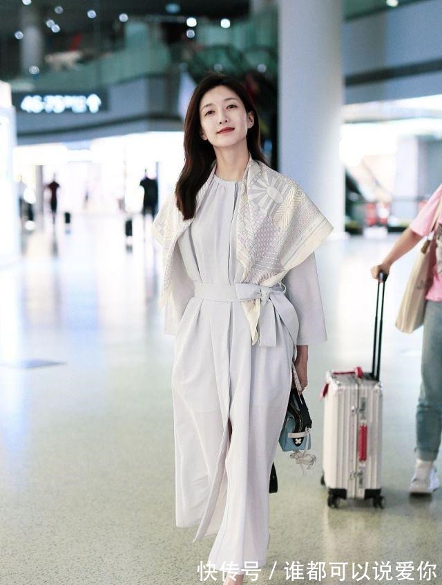 穿搭 如获至宝的高级“丝巾穿搭”方法，从扎法到搭配全都有，建议收藏！