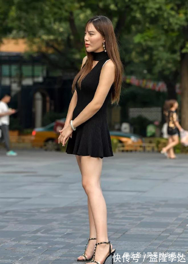 连衣裙 气质女生就爱穿裙装,初秋一条挂脖无袖连衣裙搭配,大方知性优雅