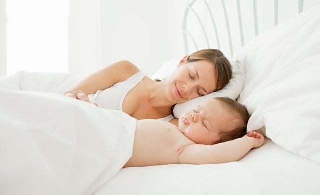 豆豆|新晋宝妈晒宝宝搞怪睡姿照,朋友评论孩子有问题,快带去检查下