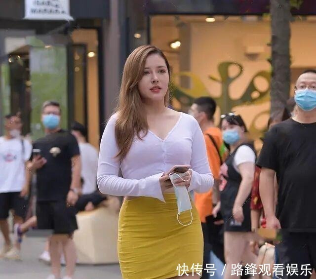 微胖妹子的休闲装,吊带搭配牛仔裤,轻松展现清纯魅力