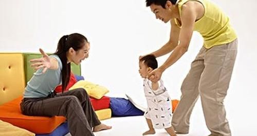 专家：宝宝学走路时，发现这四种姿势要及时纠正，家长别掉以轻心