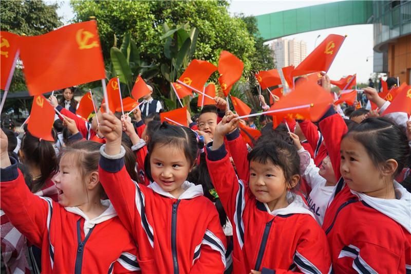 乐山市实验幼儿园 【童心向党，献礼百年】 我向党旗敬个礼