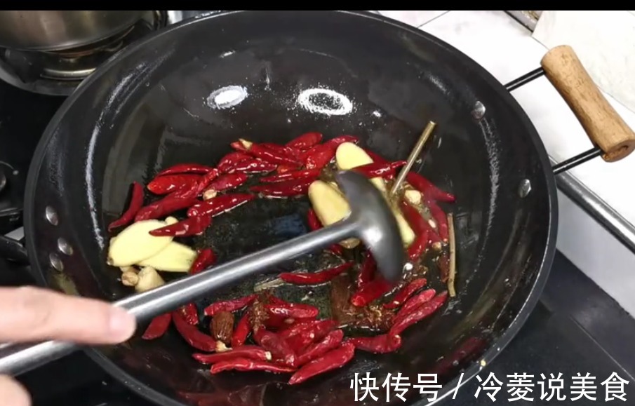 假期回来啦，先做一个好吃的干锅鸭脚提提神，下半年的奋斗开始啦